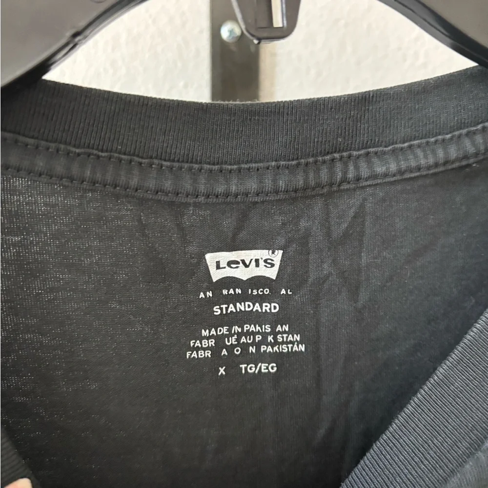 Levi's black Tee